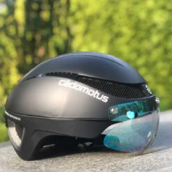 Cádomotus Omega Aero Helmet - Matte Black 9 Cádomotus Omega Aero Helmet - Matte Black -Roller Skate Shop CadomotusOmegaHelmet MatteBlack 5